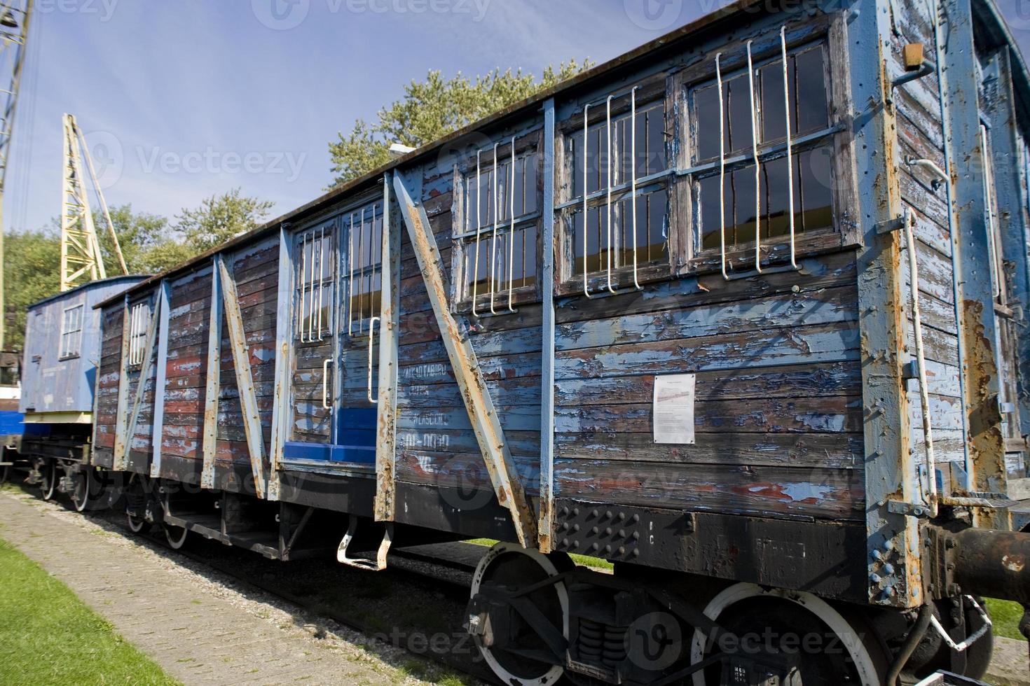 hermosa antiguo destruido histórico ferrocarril en pie en el museo foto