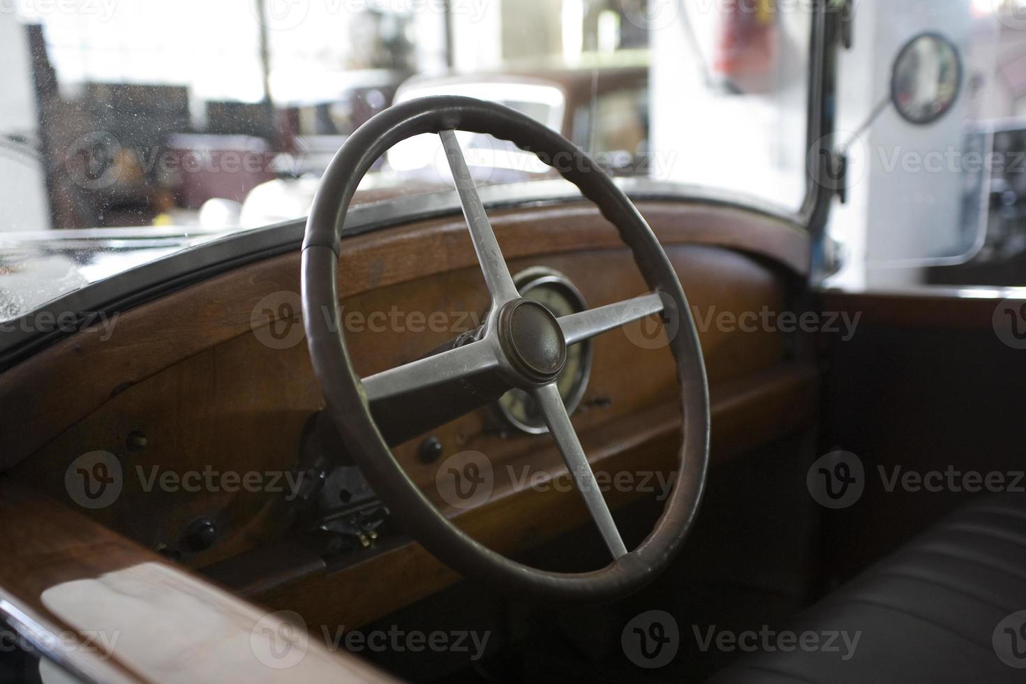 antiguo Clásico metal detalles coche en el museo de cerca foto