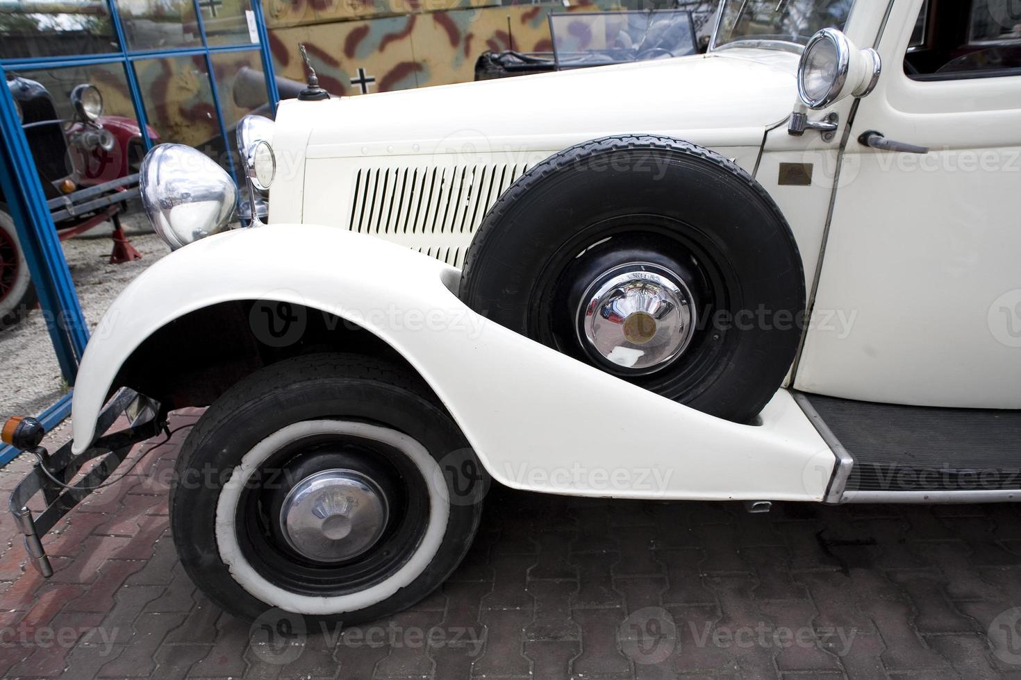 antiguo Clásico metal detalles coche en el museo de cerca foto