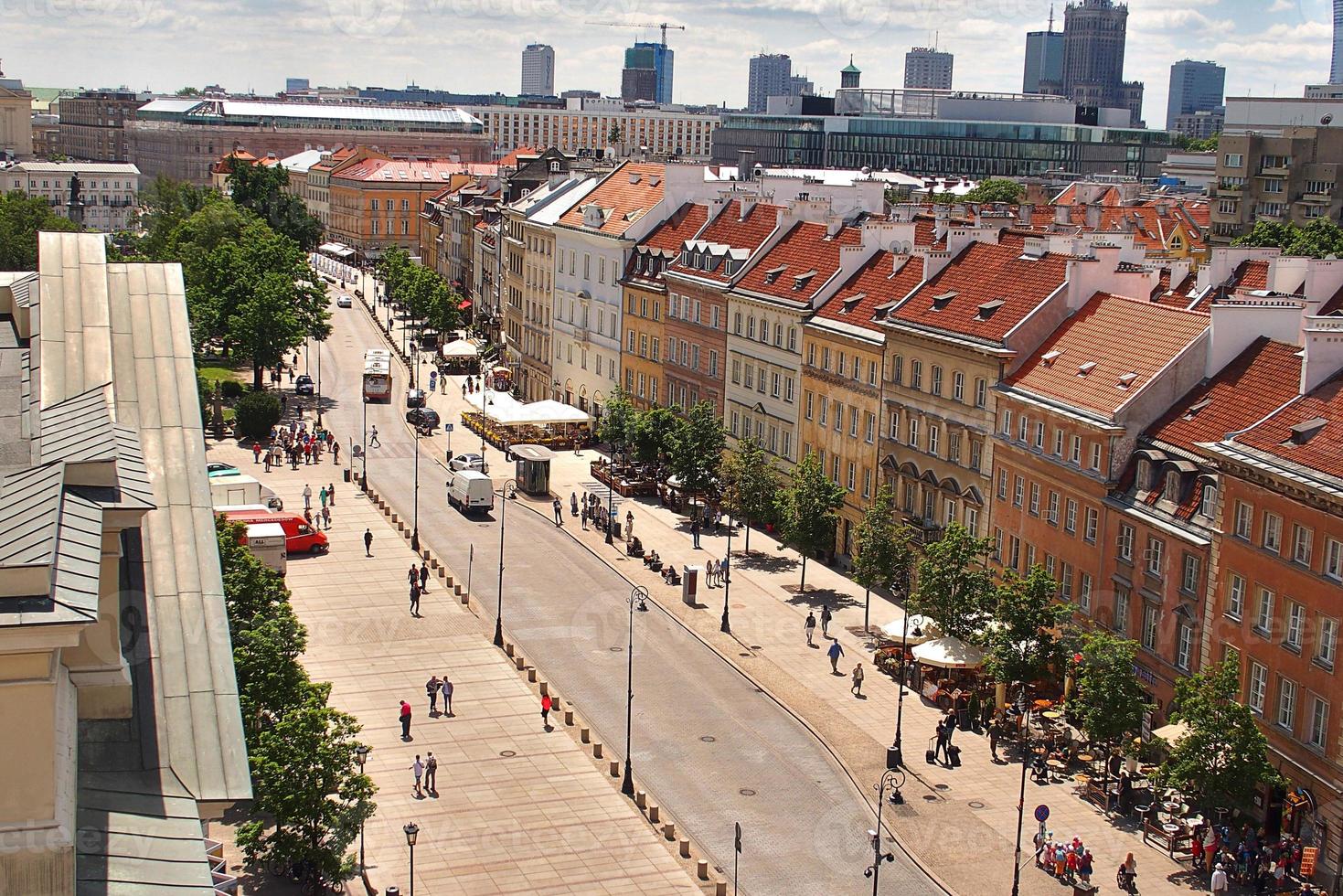 un ver desde encima de el Varsovia antiguo ciudad y el rodeando edificios en un verano día foto