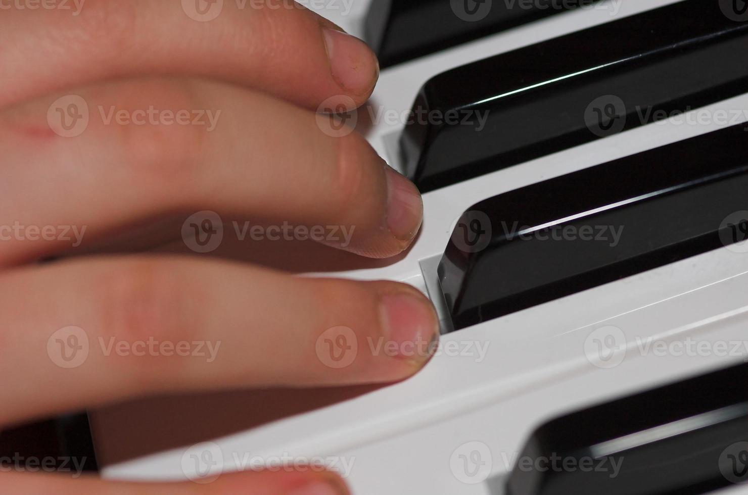 mano jugar piano foto