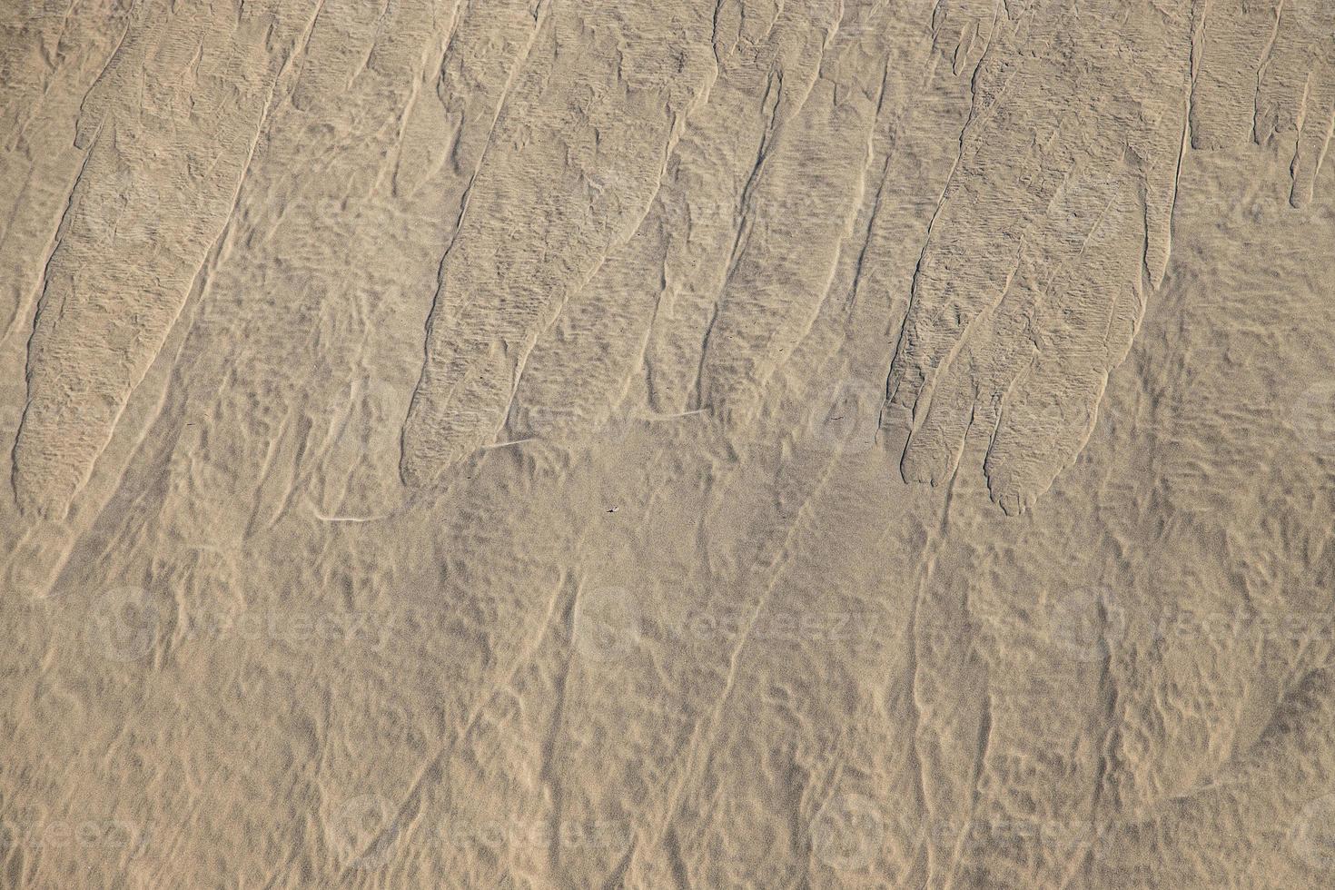 original antecedentes de dorado arena en el dunas en un soleado día foto