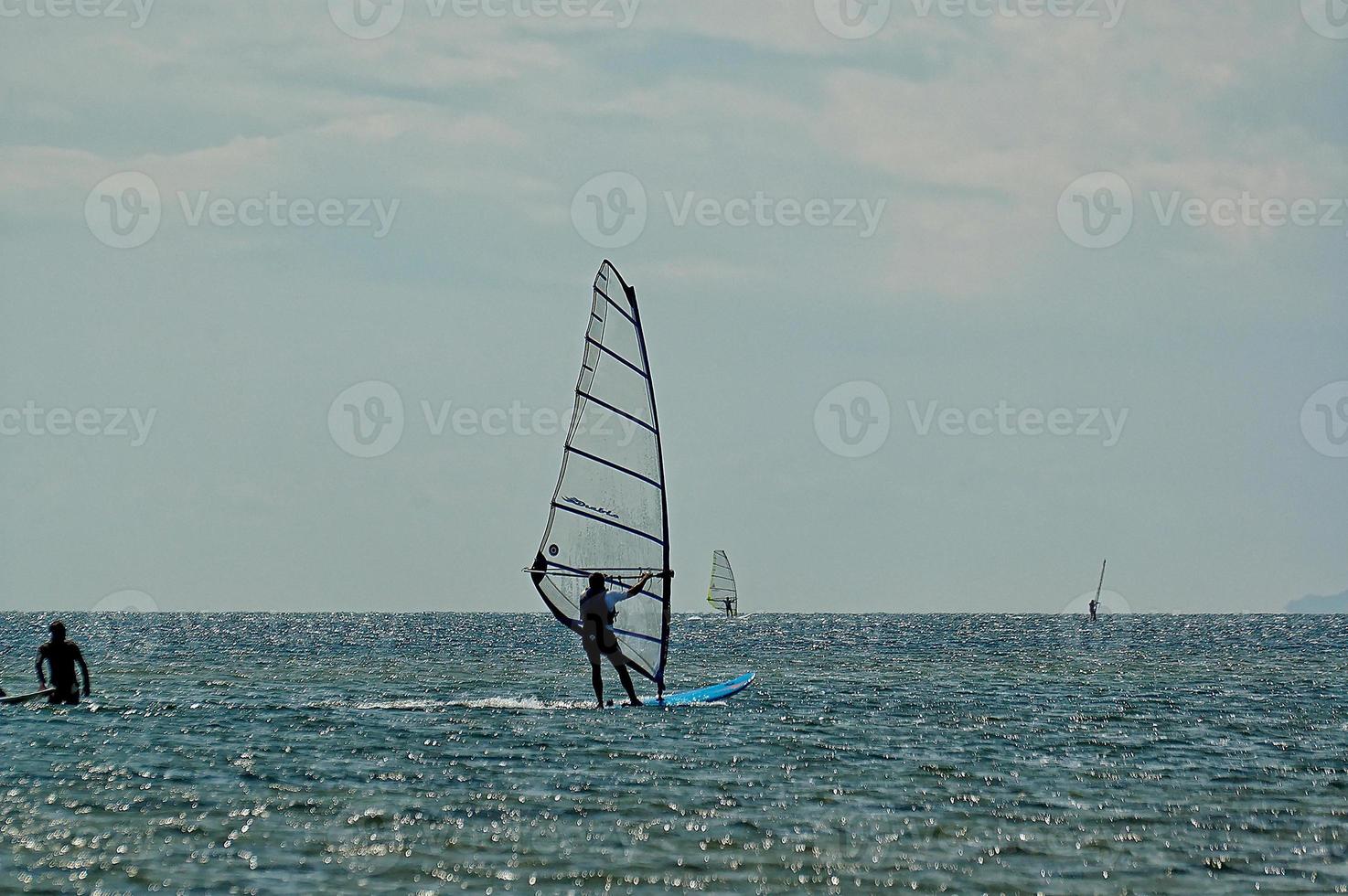 Windsurfing en el bahía de pucka en el báltico mar foto