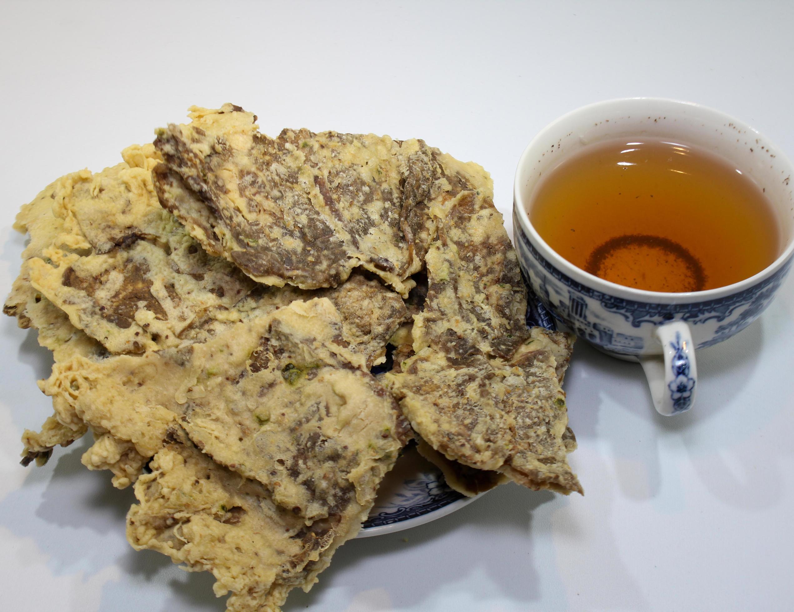 Keripik Paru Renyah: Camilan tradisional Indonesia, keripik paru sapi yang renyah dengan bumbu rempah gurih