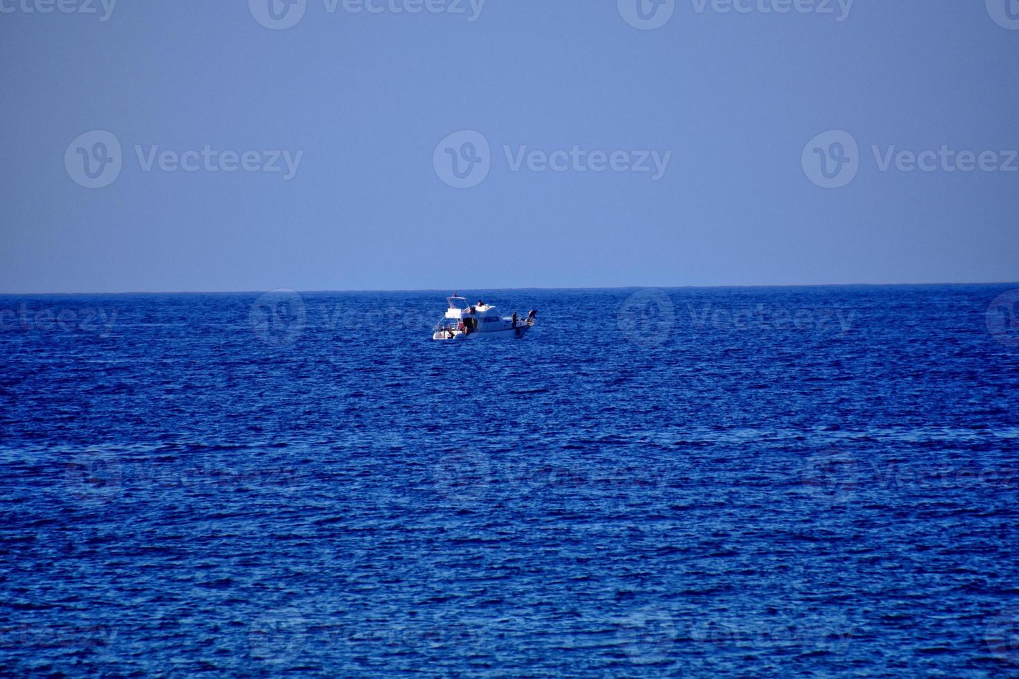 paisaje con Mediterráneo mar en un calentar verano día en el turco costa foto