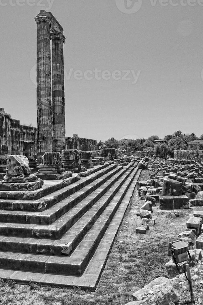 l antiguo restos de el antiguo templo de Apolo en didim, Turquía en un caliente verano día foto