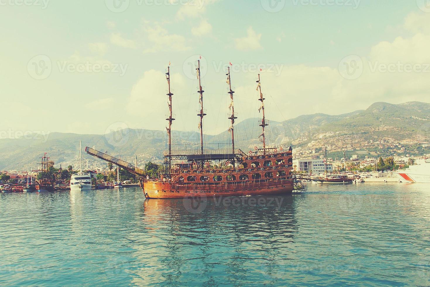 original paisaje de el Puerto y ciudad de Alanya en Turquía desde el mar foto