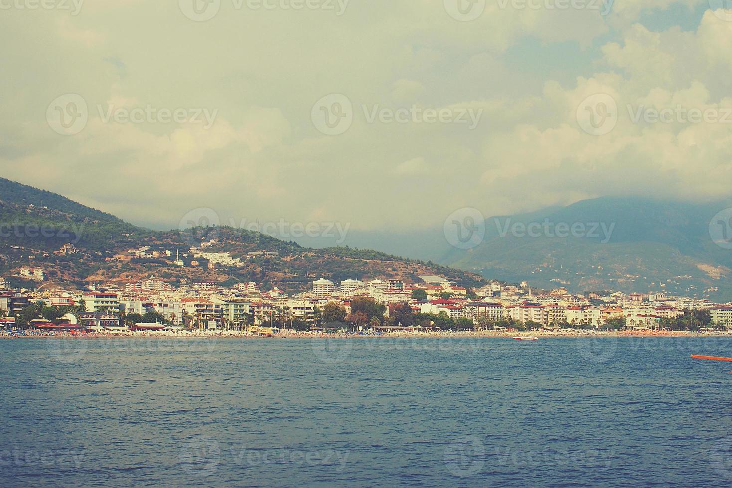 original paisaje de el Puerto y ciudad de Alanya en Turquía desde el mar foto