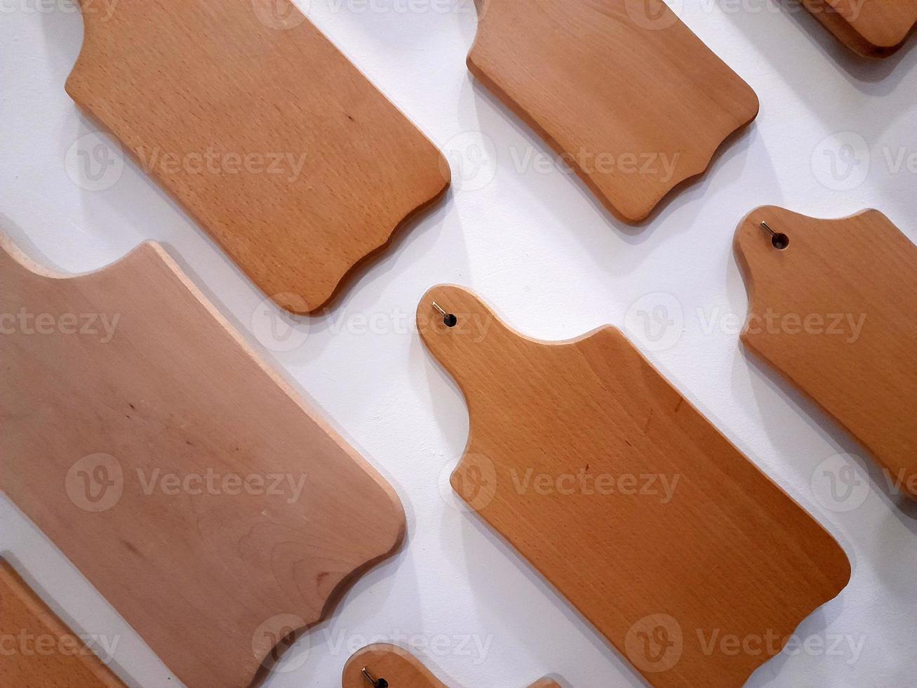 https://static.vecteezy.com/system/resources/previews/022/903/375/non_2x/cutting-boards-wooden-cutting-boards-wooden-crafts-photo.jpg