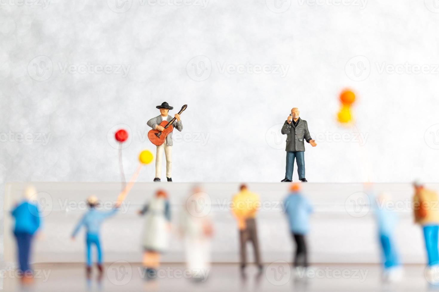 miniatura cantante y músico jugando un guitarra en escenario, mundo música día concepto foto