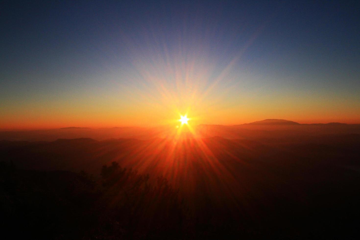 hermosa dorado natural luz de sol y crepúsculo de amanecer brillante a en el niebla en Valle de montaña en Tailandia foto