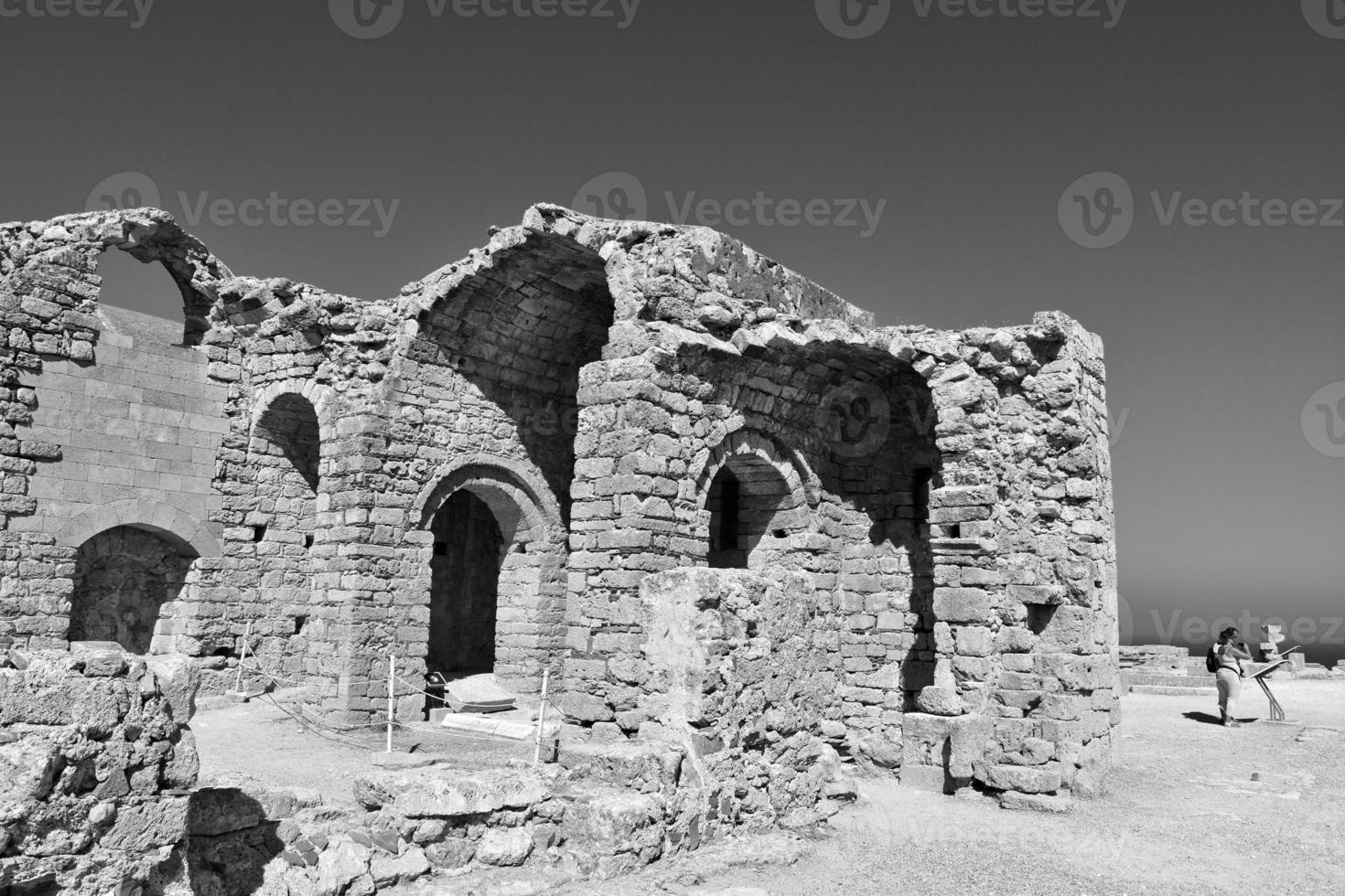 antiguo antiguo Roca restos en un caliente verano día en el griego isla de Rodas en lindos foto