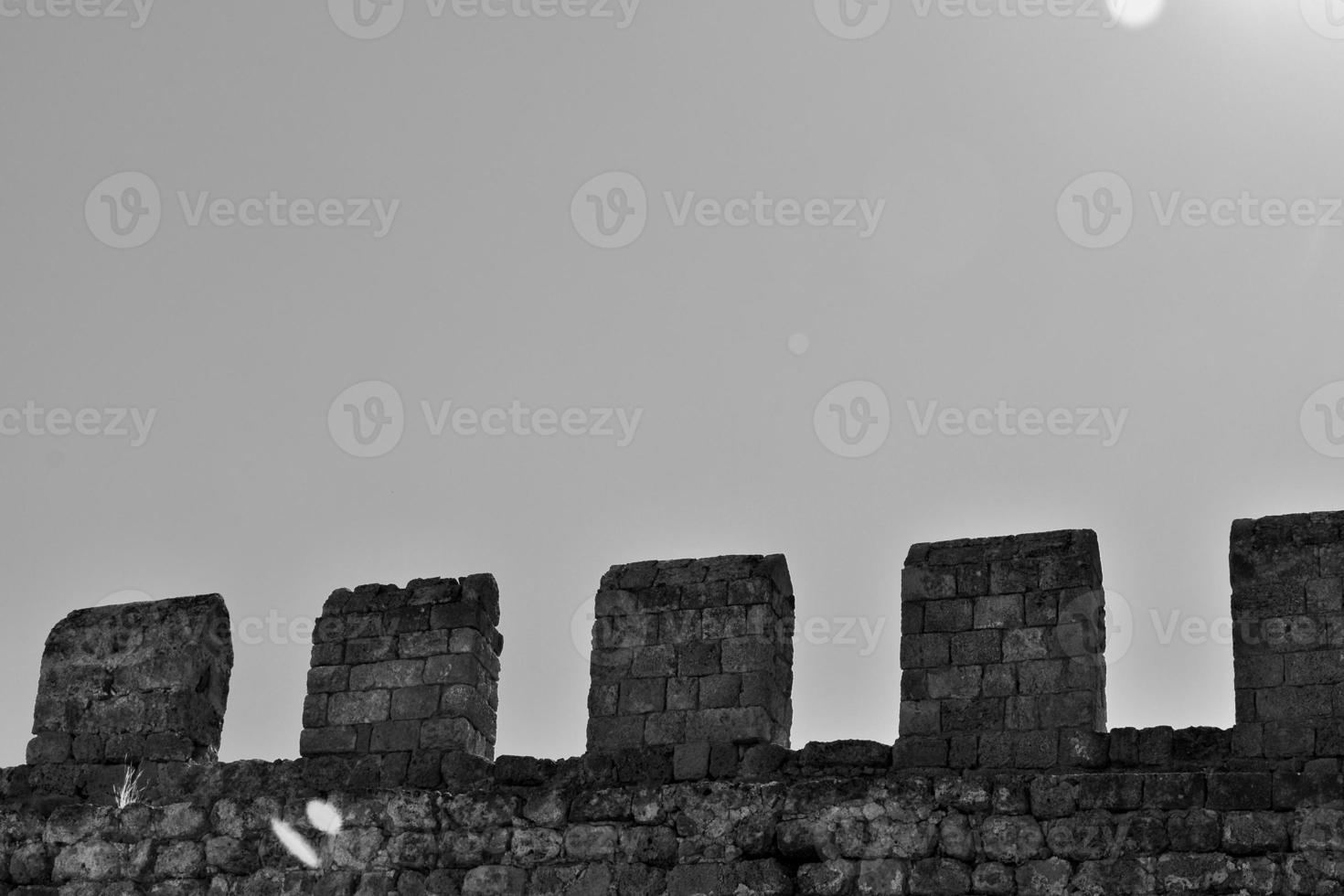 antiguo antiguo Roca restos en un caliente verano día en el griego isla de Rodas en lindos foto