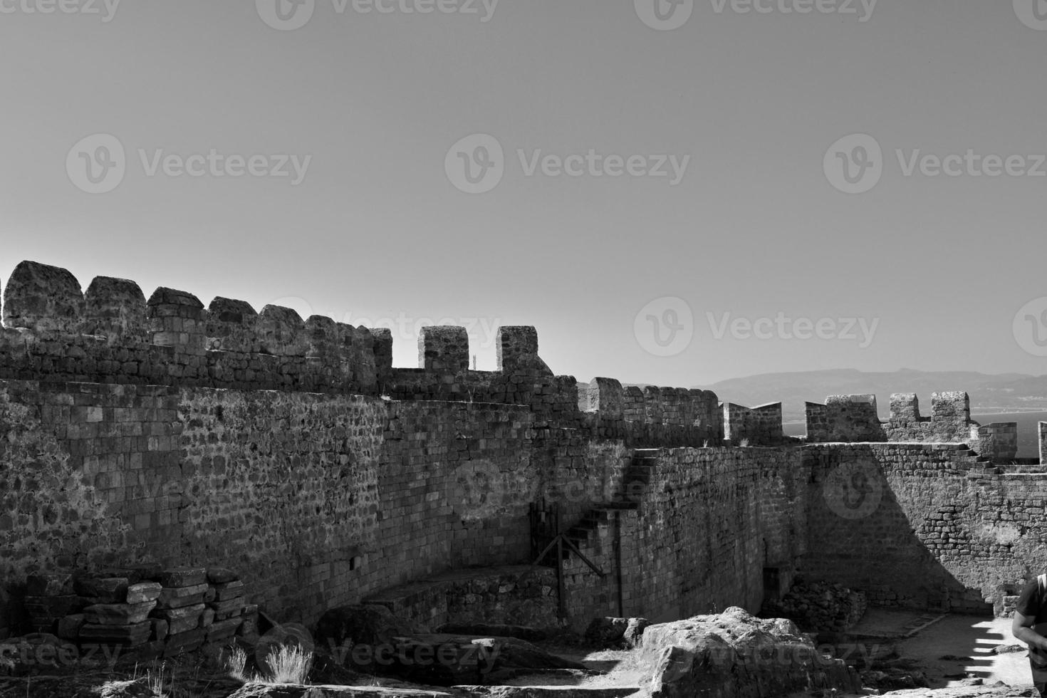 antiguo antiguo Roca restos en un caliente verano día en el griego isla de Rodas en lindos foto