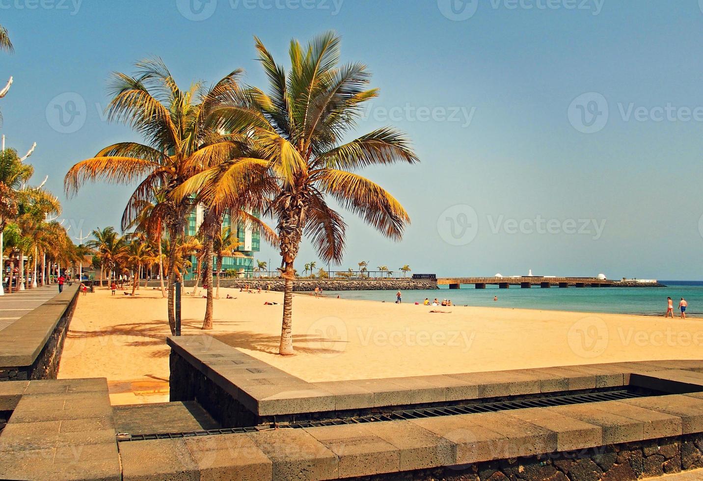 urbano paisaje desde el capital de el canario isla lanzarote arrecife en España en un calentar verano día foto