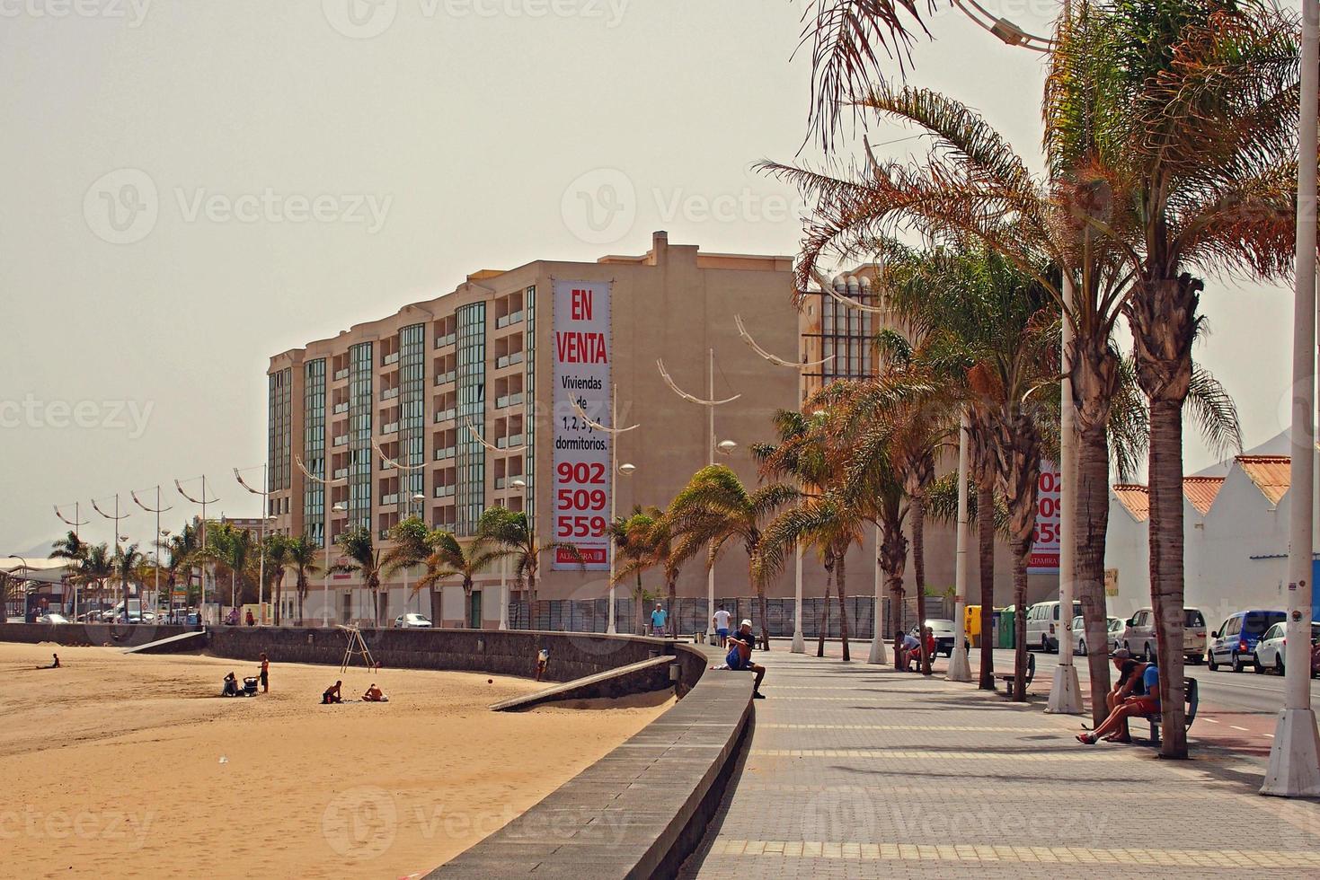 urbano paisaje desde el capital de el canario isla lanzarote arrecife en España en un calentar verano día foto