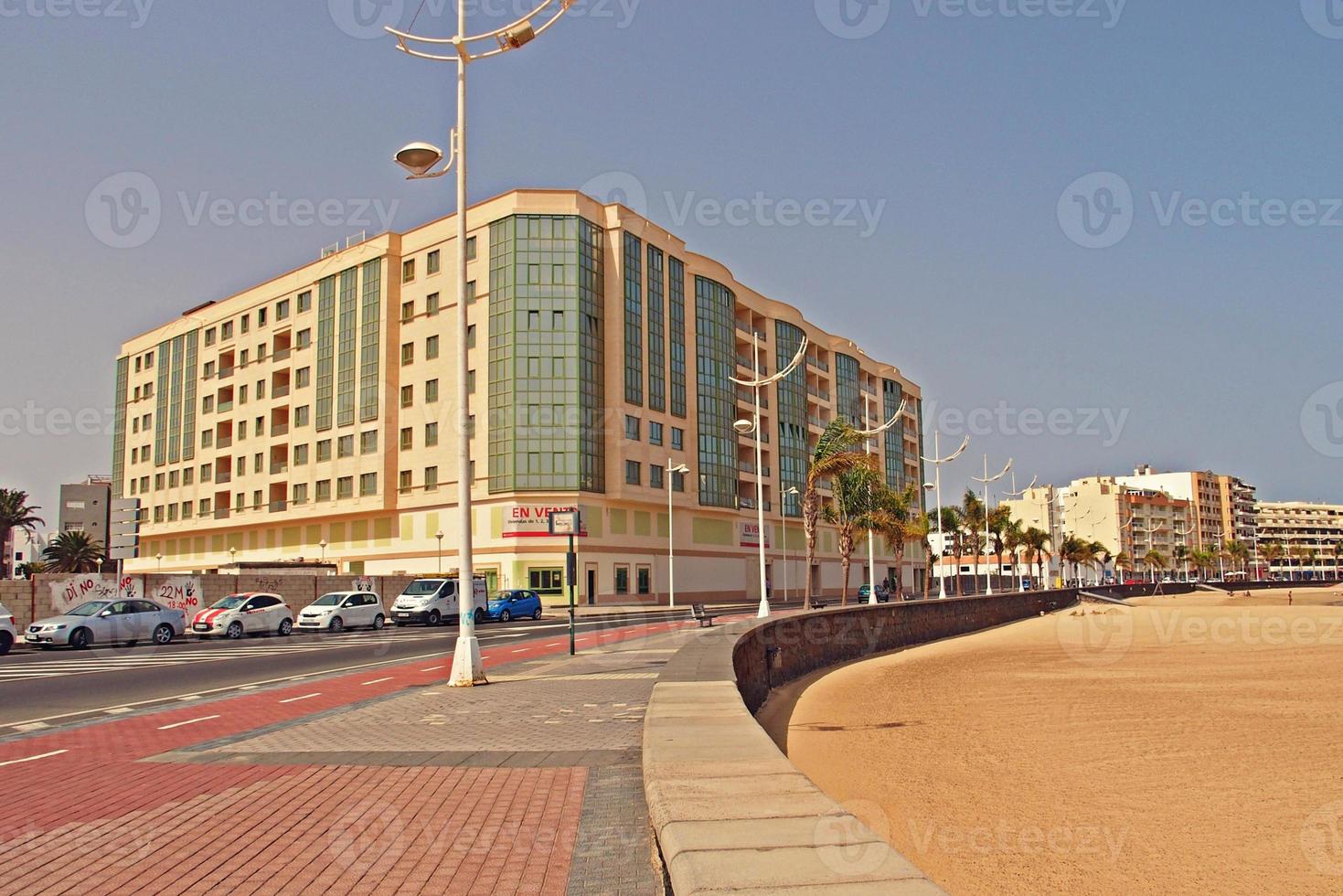 urbano paisaje desde el capital de el canario isla lanzarote arrecife en España en un calentar verano día foto