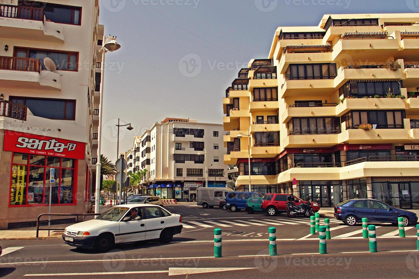 urbano paisaje desde el capital de el canario isla lanzarote arrecife en España en un calentar verano día foto