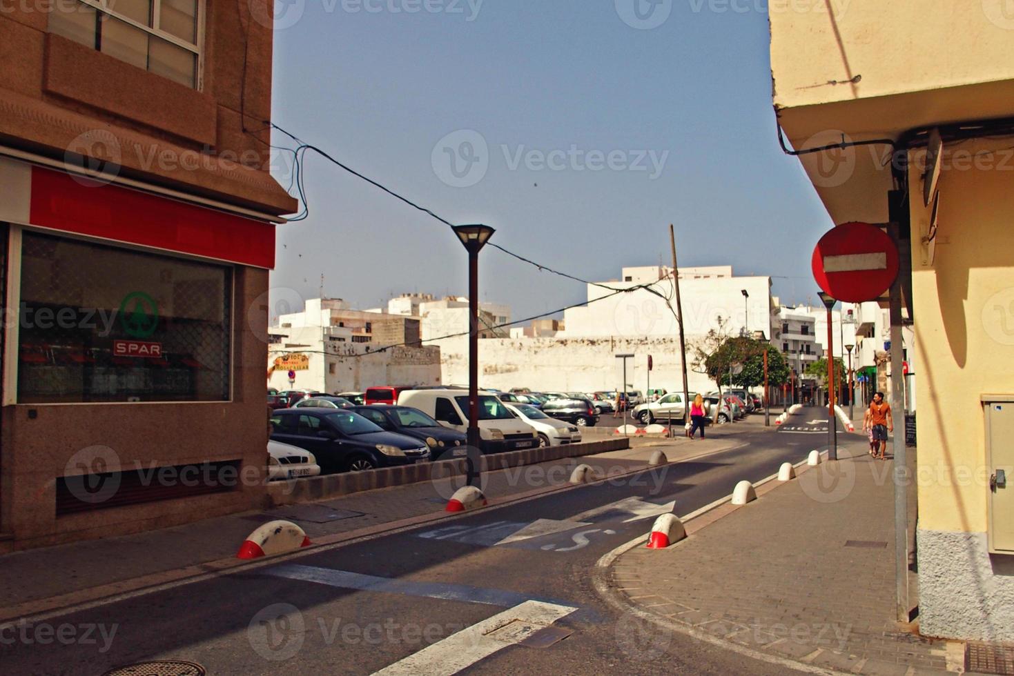 urbano paisaje desde el capital de el canario isla lanzarote arrecife en España en un calentar verano día foto