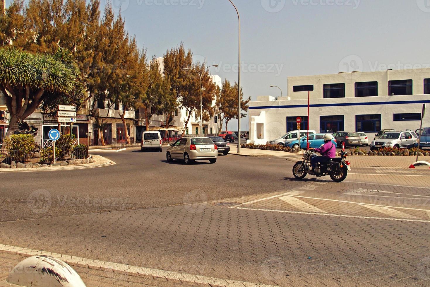 urbano paisaje desde el capital de el canario isla lanzarote arrecife en España en un calentar verano día foto