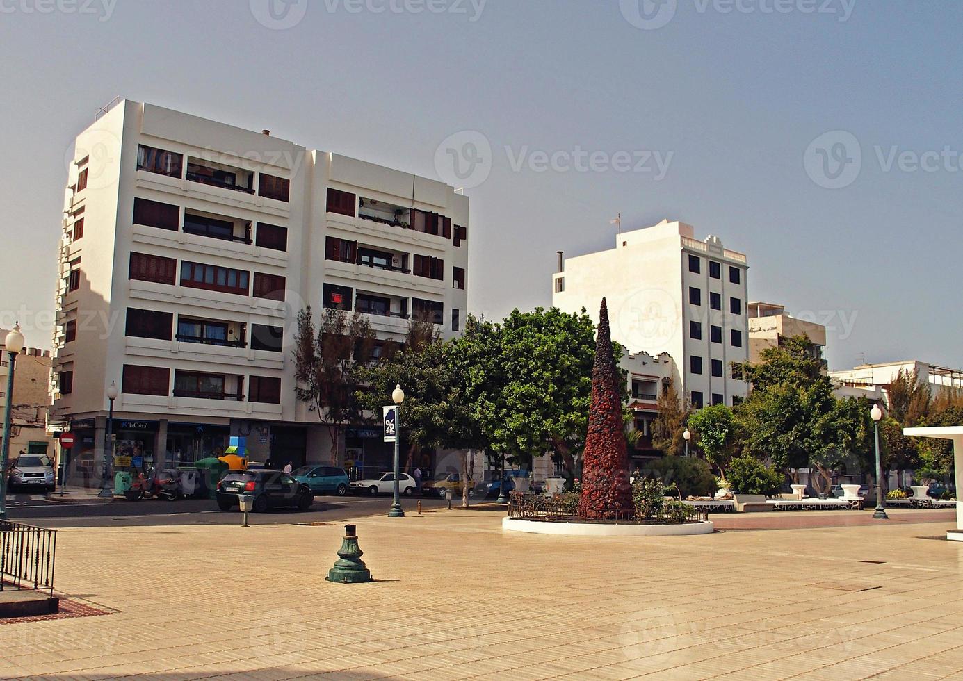 urbano paisaje desde el capital de el canario isla lanzarote arrecife en España en un calentar verano día foto