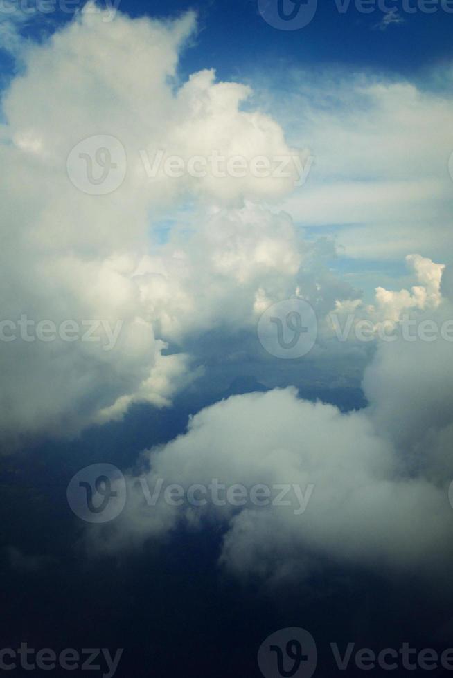 blanco nubes en contra el azul cielo visto desde el vuelo desde el ventanas de el avión foto