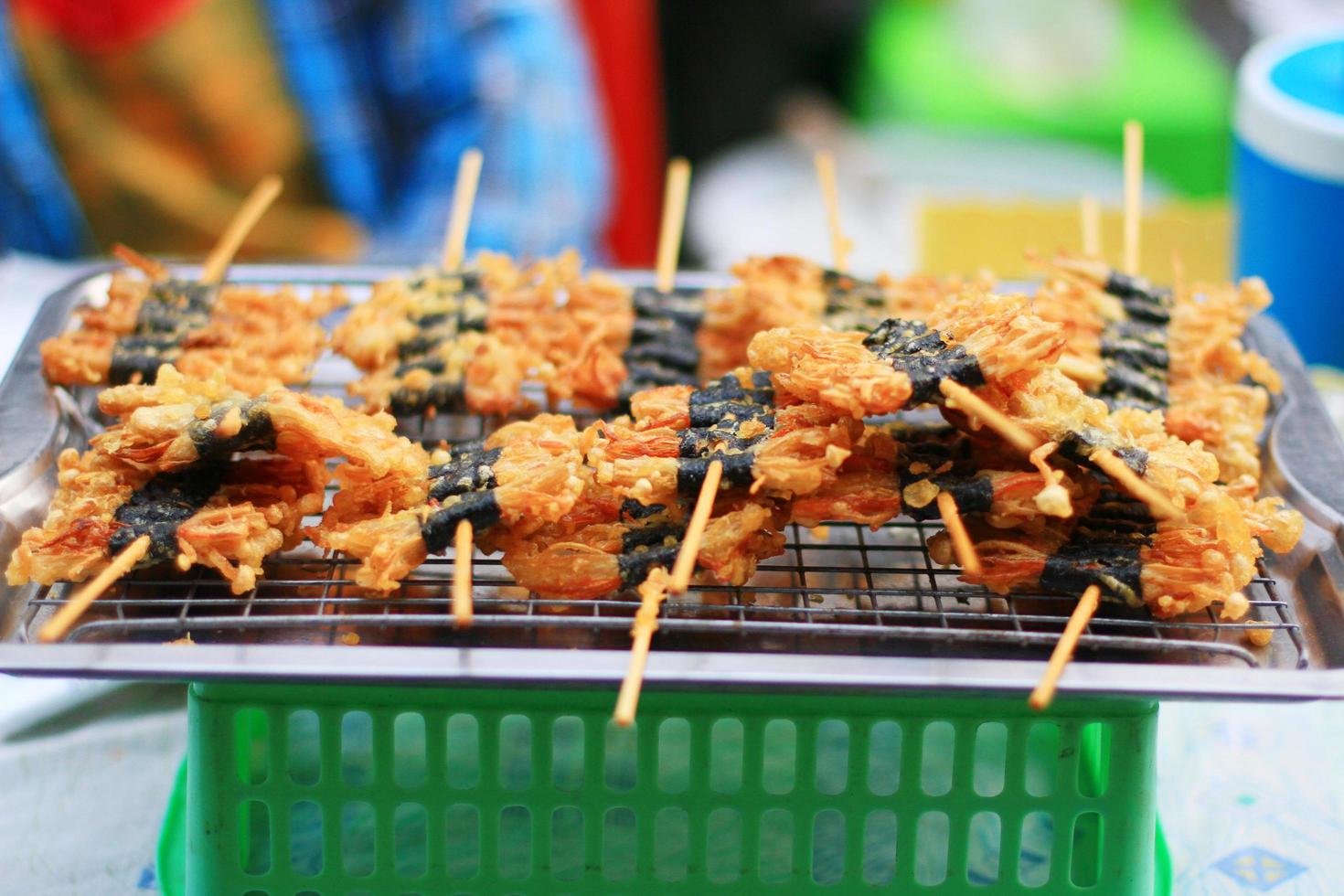 frito dorado aguja seta brochetas en calle comida a Tailandia foto