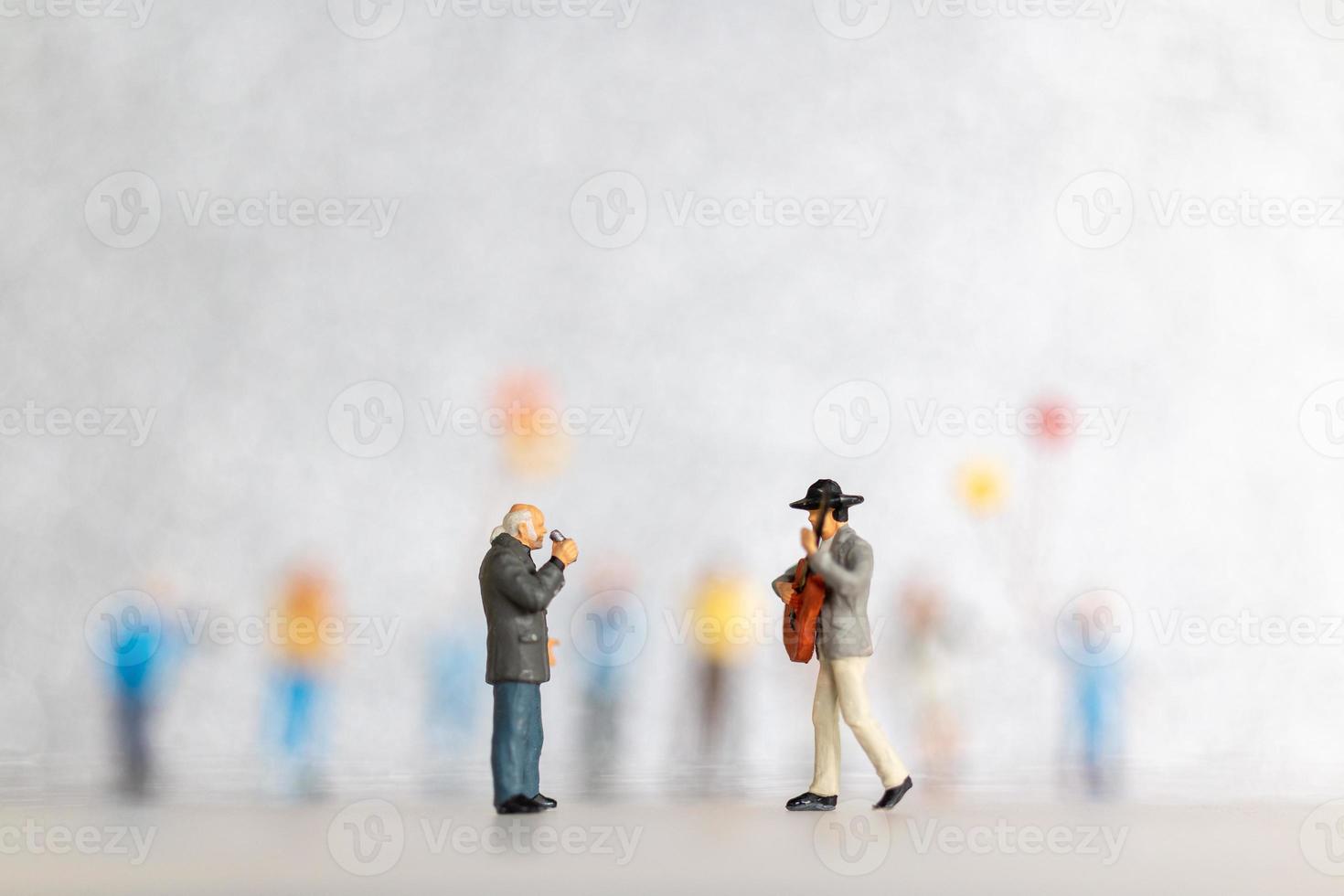 miniatura cantante y músico jugando un guitarra en escenario, mundo música día concepto foto