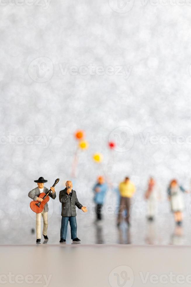 miniatura cantante y músico jugando un guitarra en escenario, mundo música día concepto foto