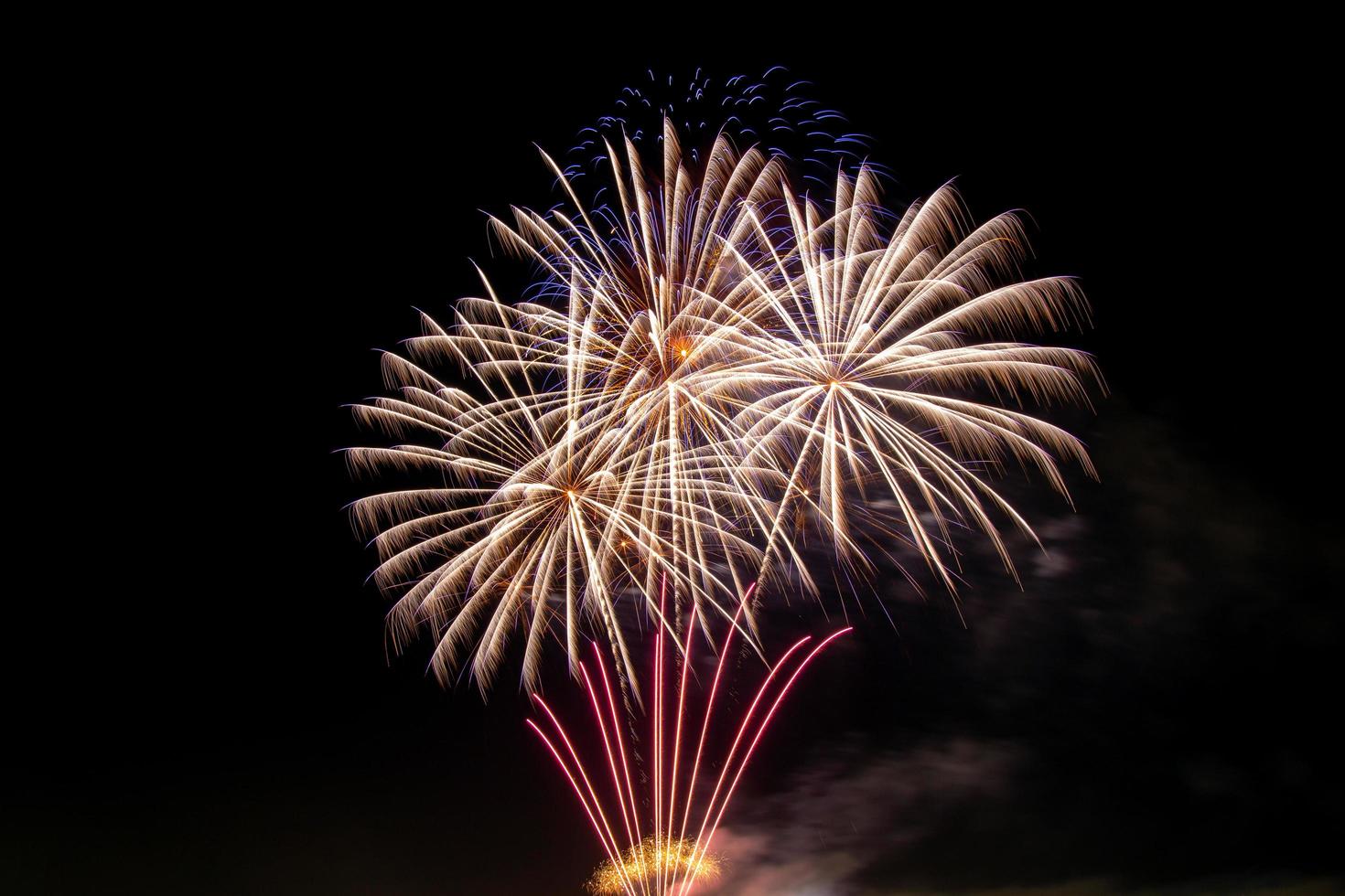 fuegos artificiales en el fondo del cielo oscuro foto