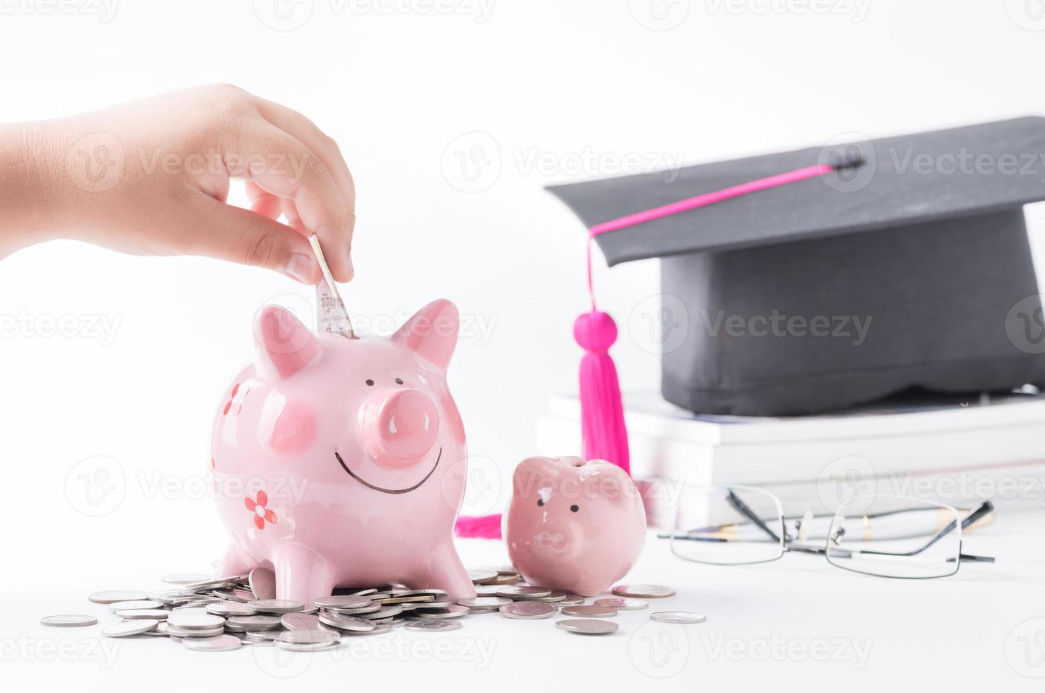 niño mano poner banco de notas en un hucha, foto