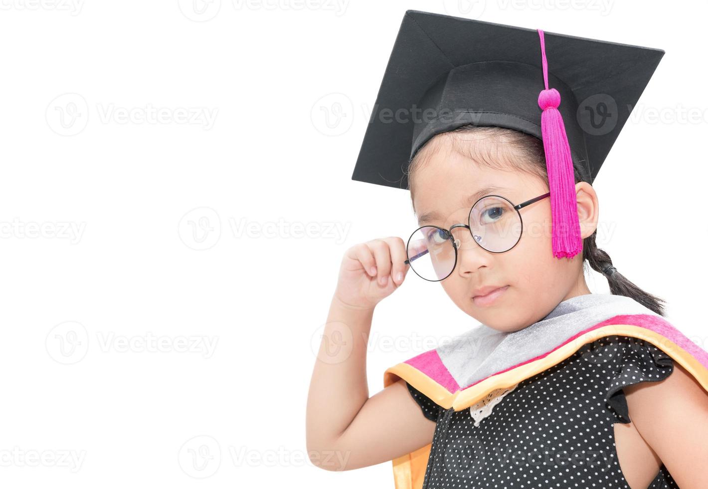 linda asiático niña estudiante pensando en graduación gorra foto