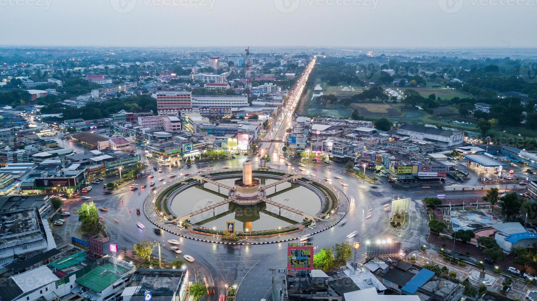 aéreo ver desde zumbido de srakeaw tráfico circulo punto de referencia de lopburi ciudad en crepúsculo hora foto