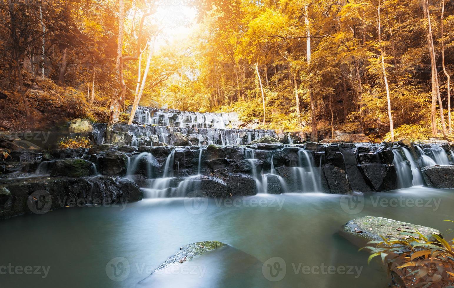 hermosa cascada en otoño estación, sam lan cascada foto