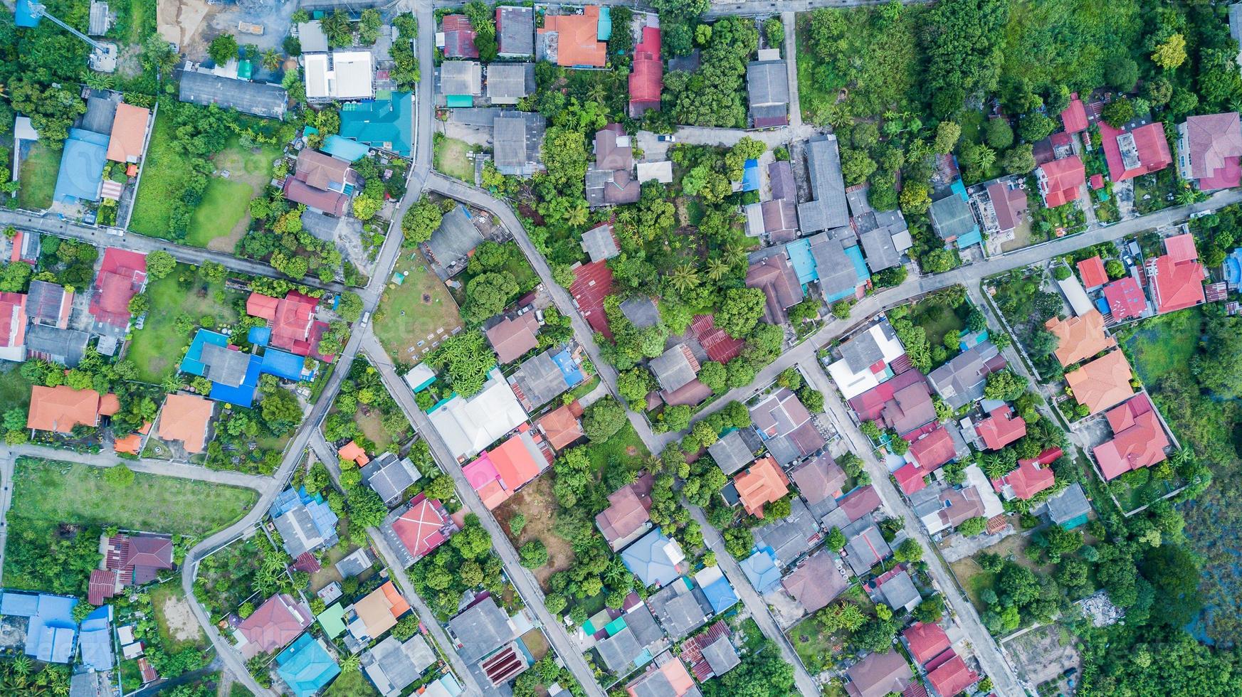 barrio con residencial casas y calzadas foto