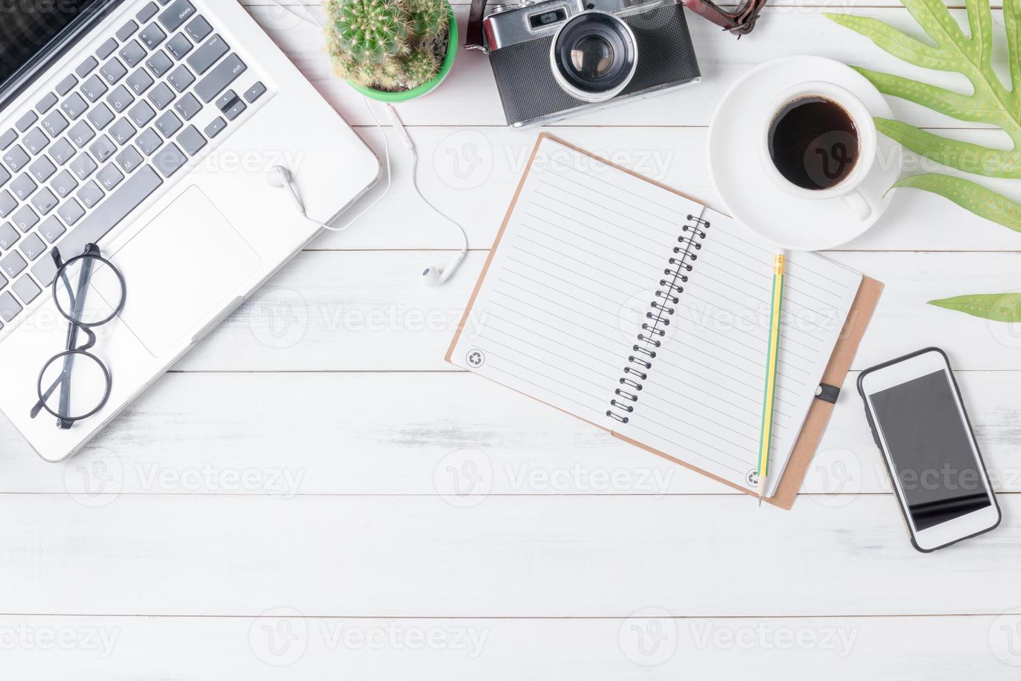 blanco cuaderno con computadora, café y Clásico cámara foto