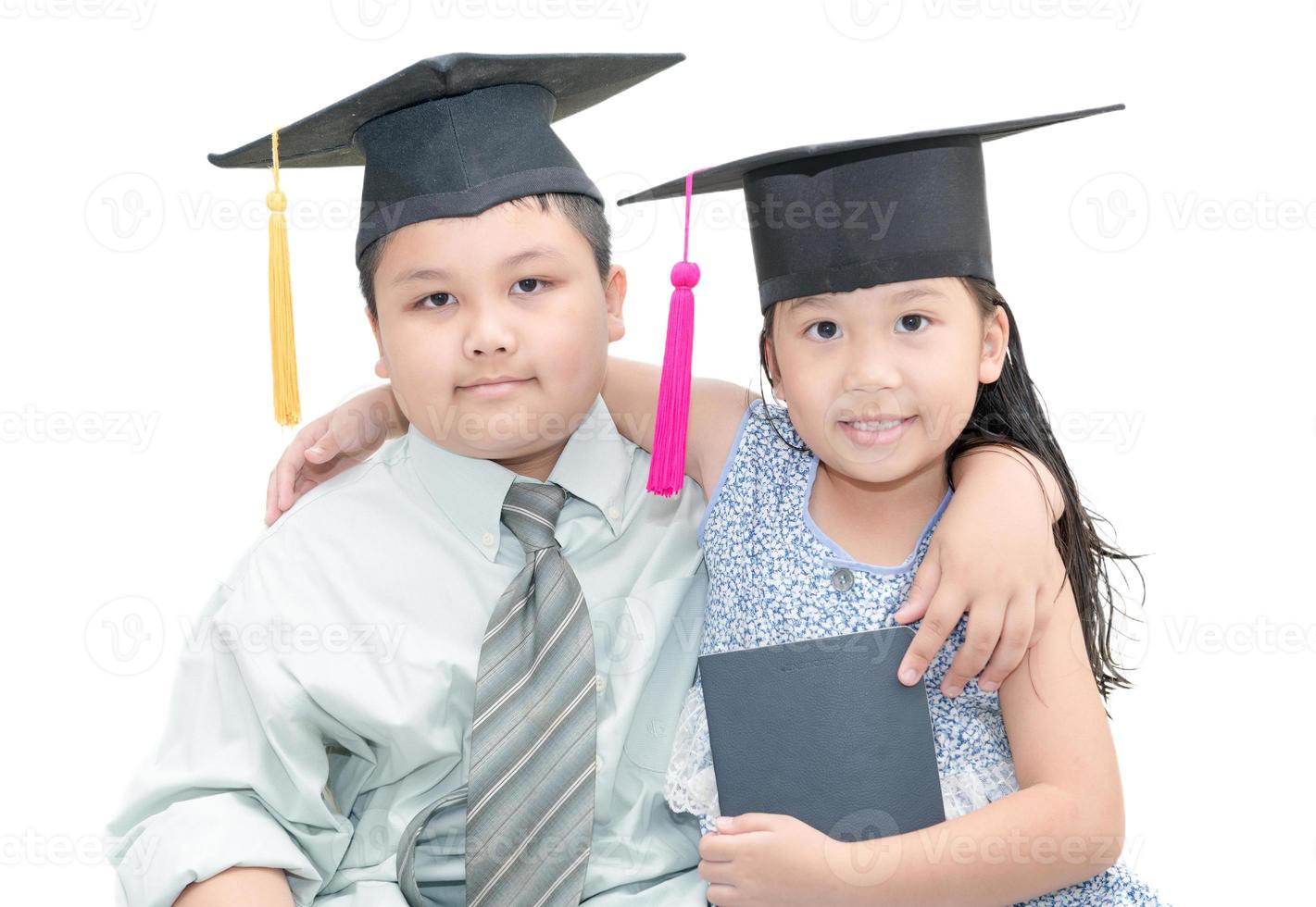 hermoso chico y linda niña con graduado gorra foto