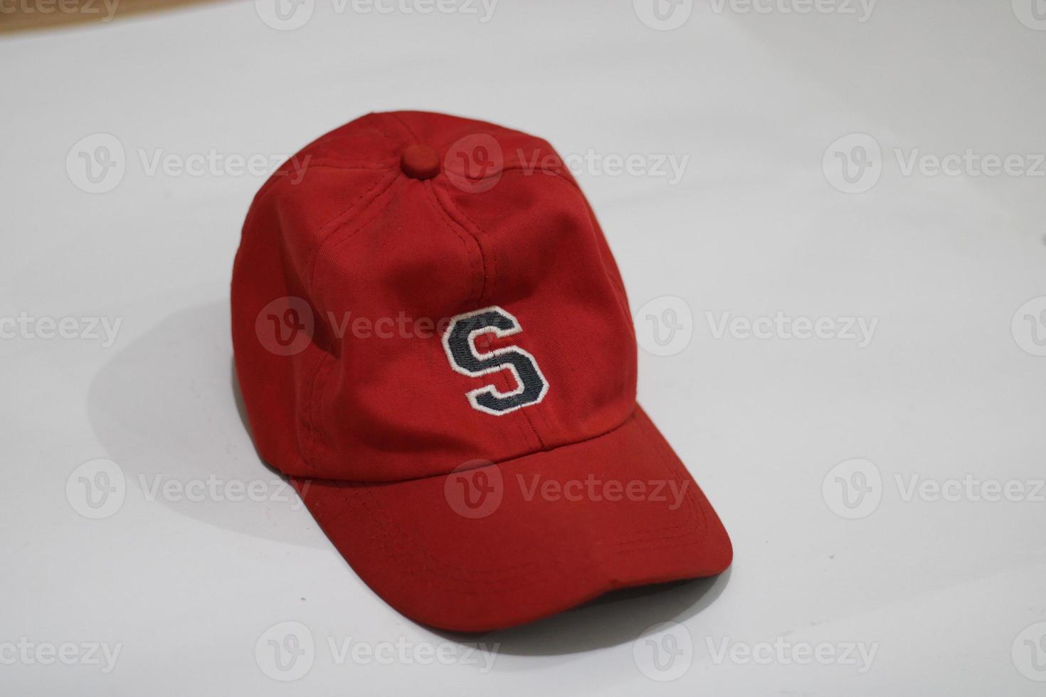 foto de un oscuro rojo sombrero en un blanco antecedentes