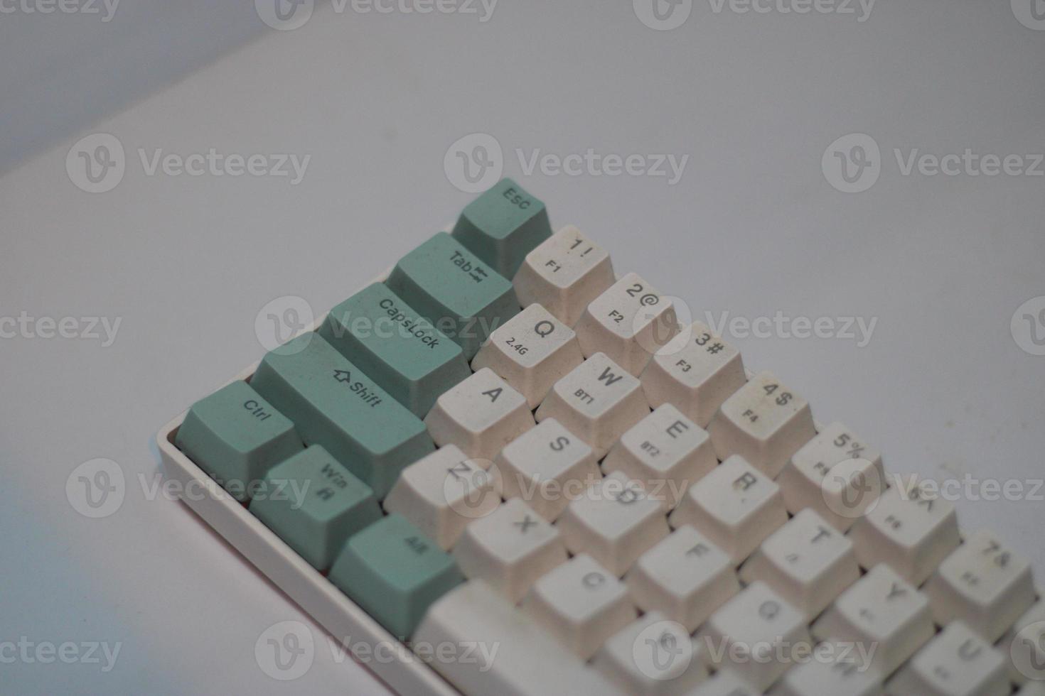 foto de un blanco y ligero azul computadora teclado