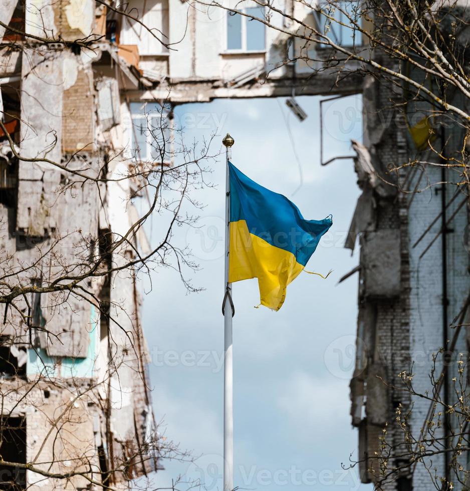 bandera de Ucrania en contra el antecedentes de un destruido edificio en Ucrania foto