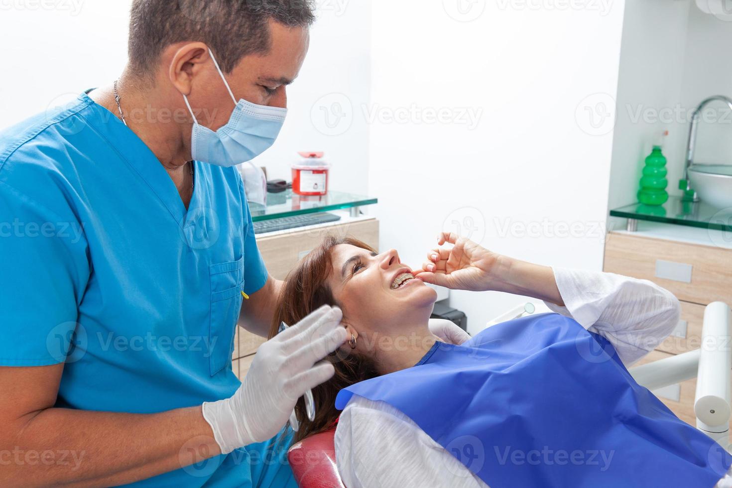 hermosa mujer recepción un ortodoncia tratamiento a dentista oficina foto