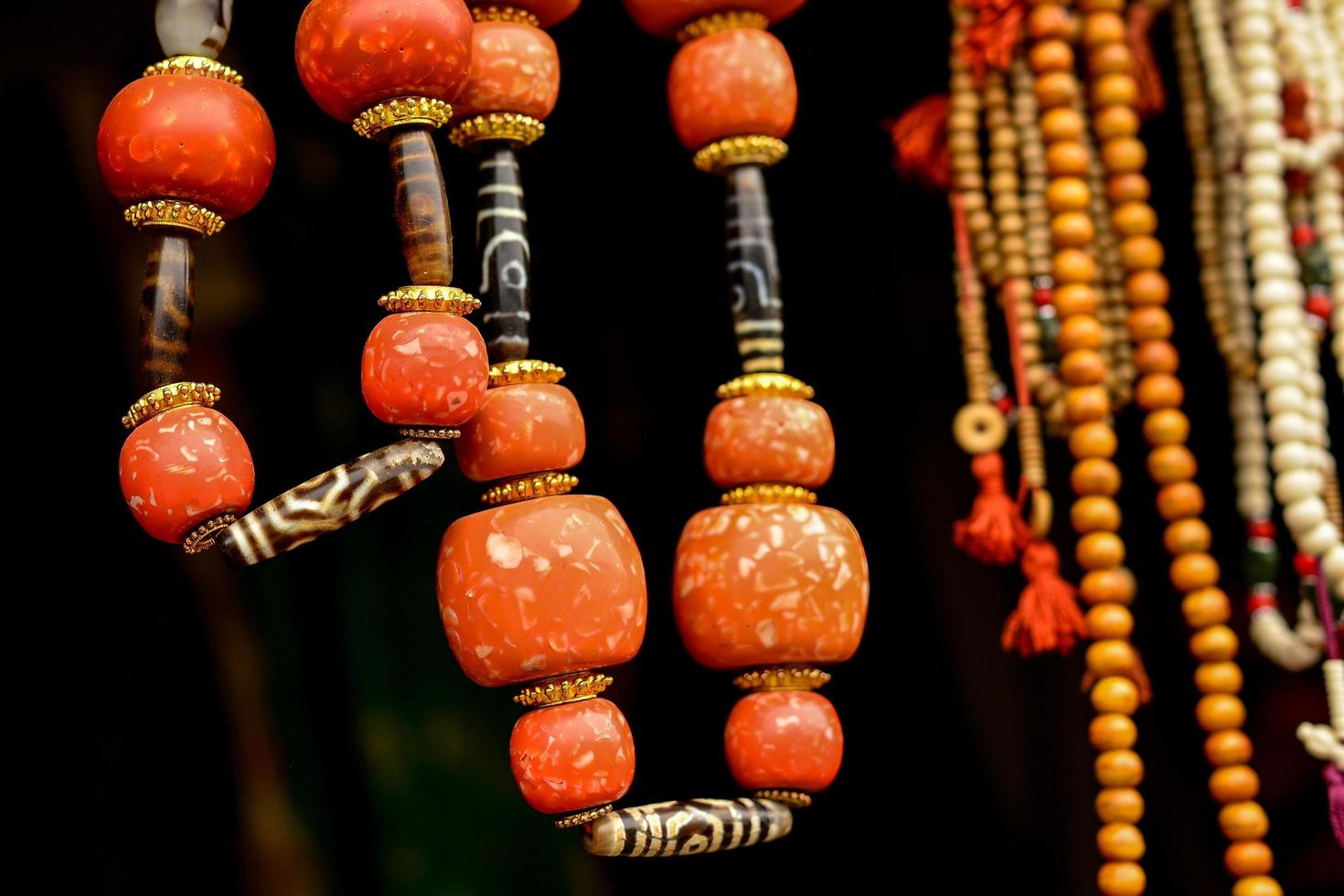 collares y colgantes hecho de coral son joyería a menudo desgastado por tibetanos foto