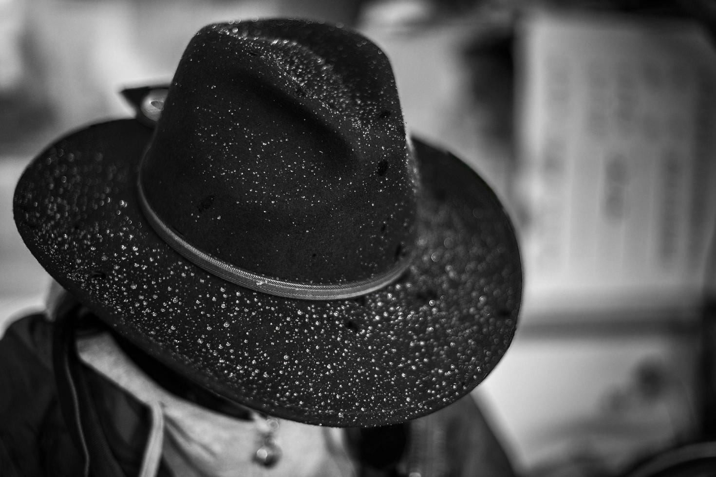 copos de nieve en el sintió vaquero sombrero foto