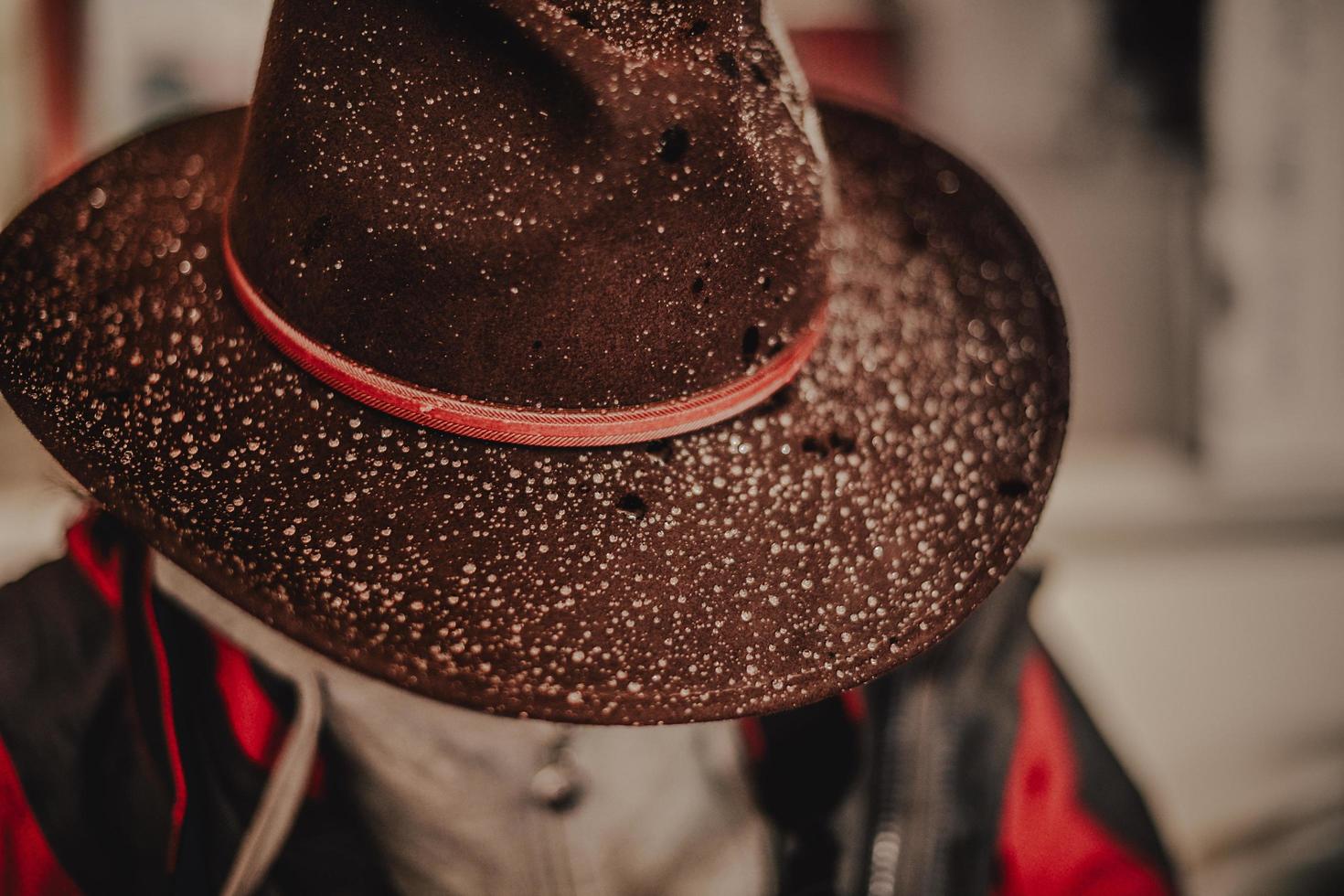 copos de nieve en el sintió vaquero sombrero foto