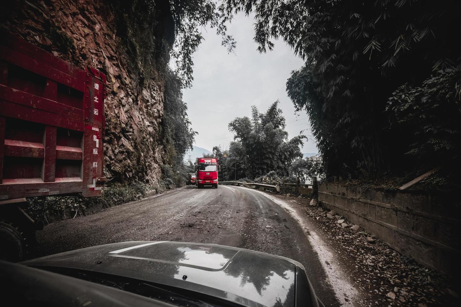 el montañoso la carretera debajo construcción en occidental sichuan, China foto
