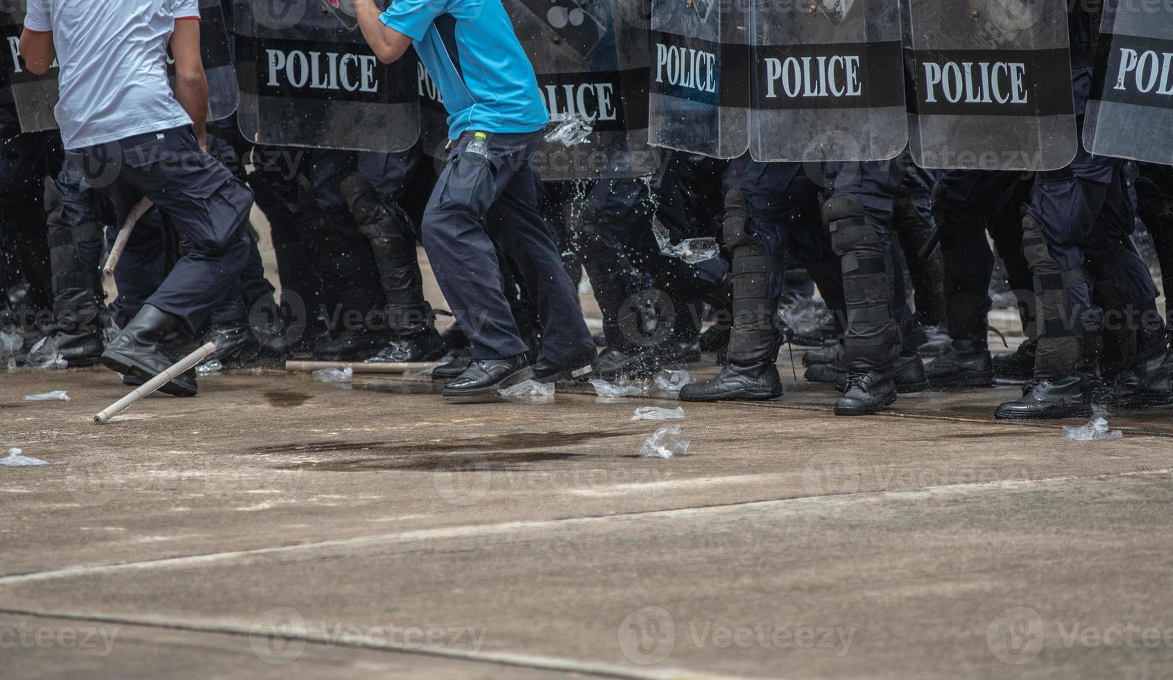 alboroto policía chocaron con el manifestantes foto