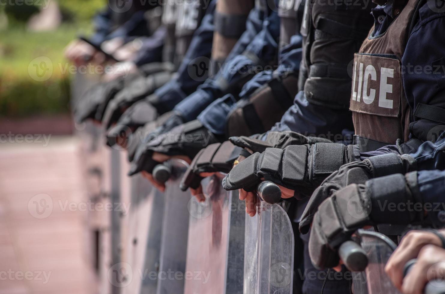 alboroto policía controlar el multitud. foto