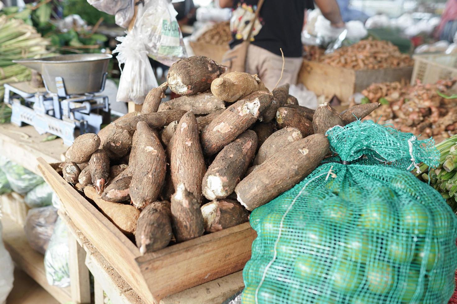 Fresco mandioca en cajas son vendido en tradicional mercados foto