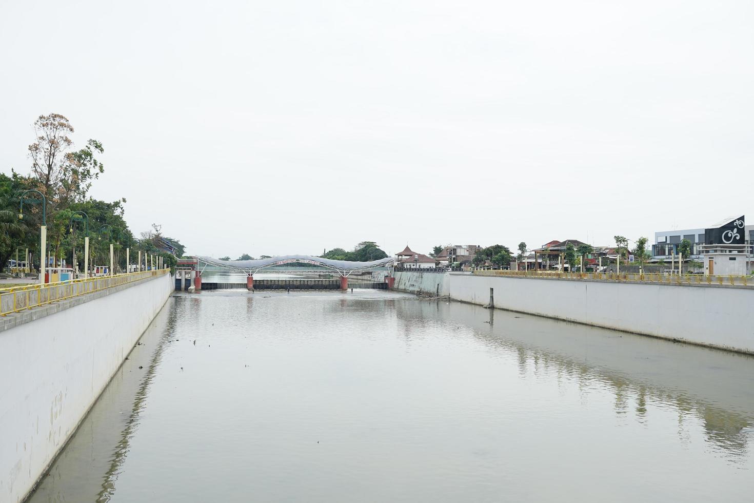 vista panorámica del río solo con puente frente a la terminal tritonadi foto