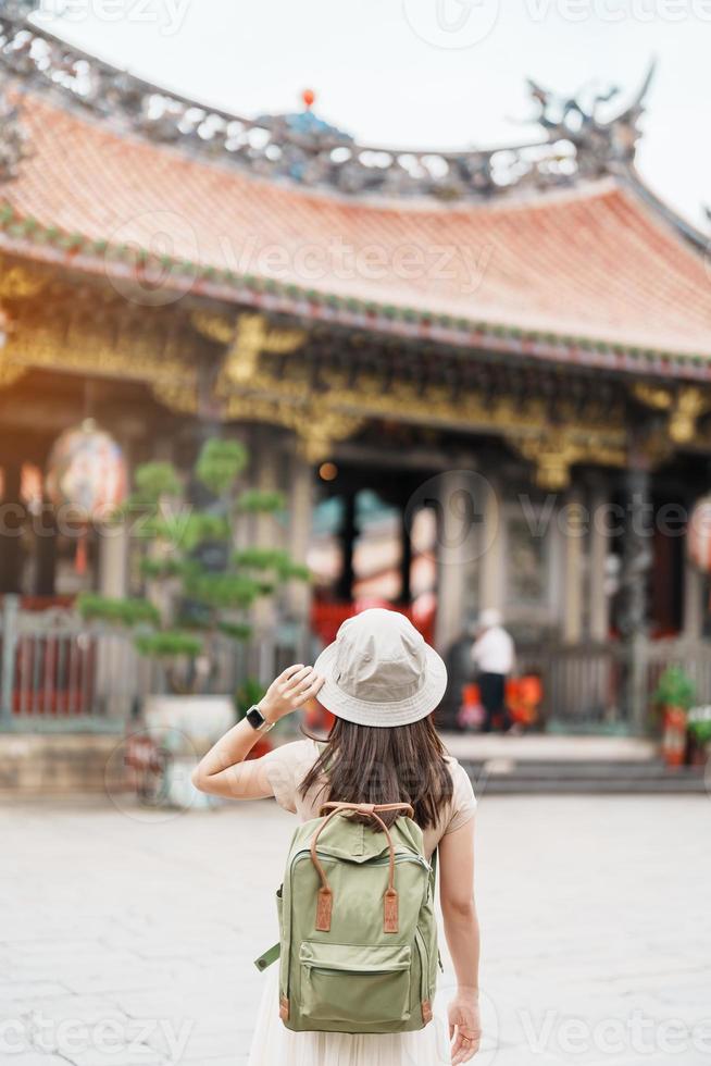 mujer viajero visitando en Taiwán, turista con sombrero Turismo en Longshan templo, chino gente religioso templo en Wanhua distrito, taipei ciudad. punto de referencia y popular. viaje y vacaciones concepto foto